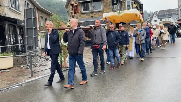 Guy Gilloteaux portant Saint-Roch lors de la grande procession de la Fête-Dieu à La Roche-en-Ardenne le 2 juin 2024